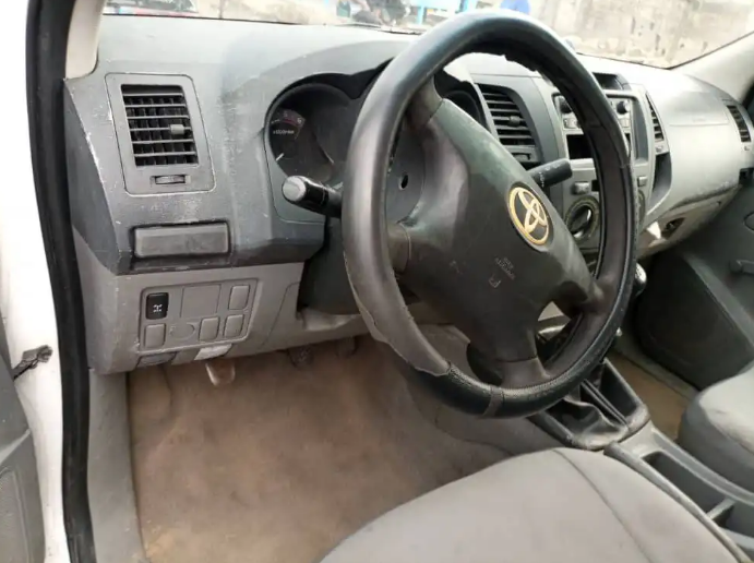 Toyota Hilux 2000 Locally used